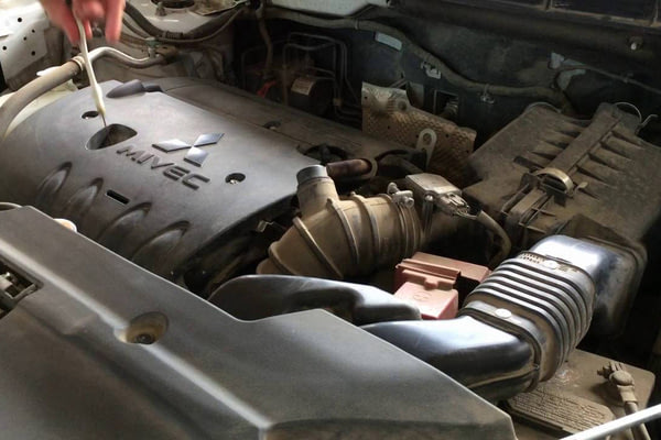 Замена масла в двигателе MITSUBISHI Colt, №1