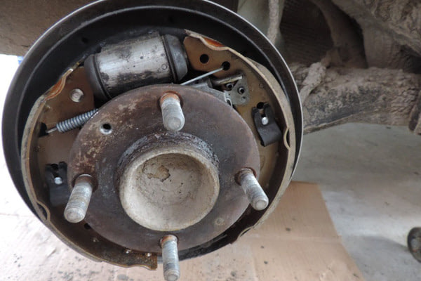 Замена задних тормозных колодок MITSUBISHI Colt, №1